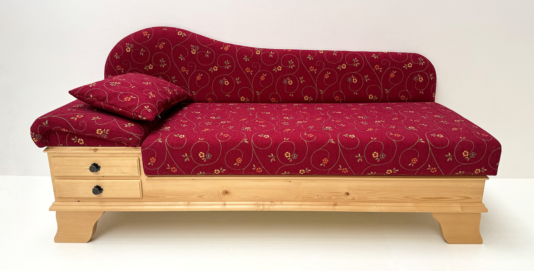 Sofa Liege Chiemgau, Sitzhöhe 50 cm, Rosner lackiert, Pöchlarn Ranke bordeaux