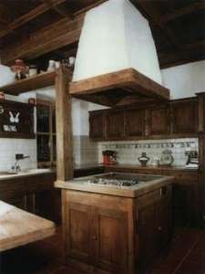 Landhausmöbel Küchen in Altholz