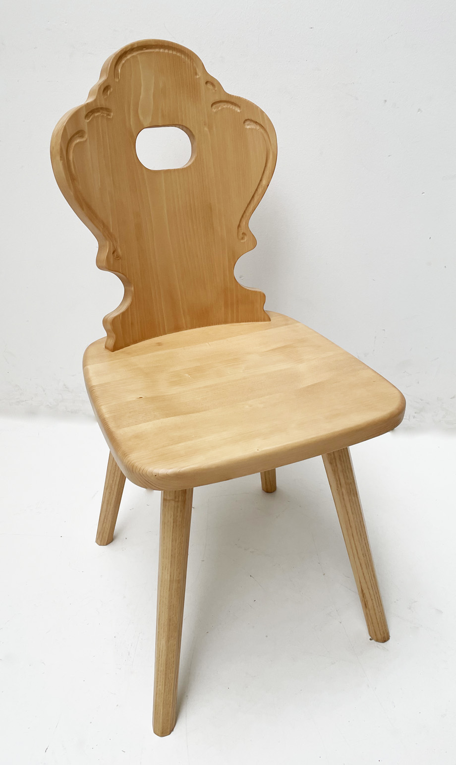 Bauernstuhl WL-5940 mit gekehlter Lehne, Schnitzerei, Fichte Rosner lackiert