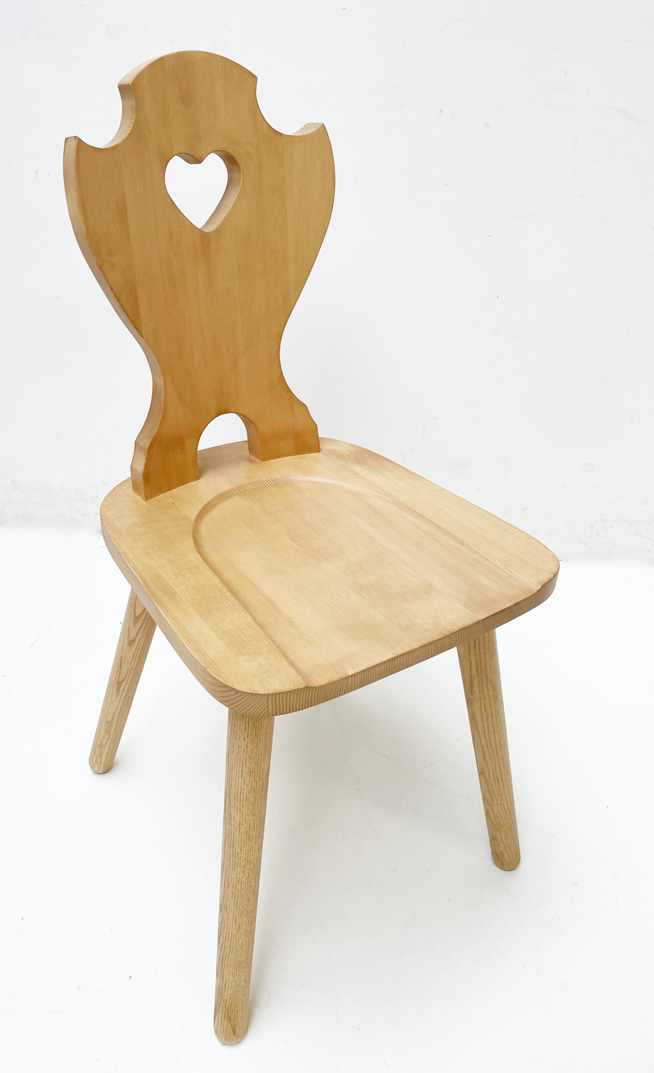 Bauernstuhl WL-S160 mit gekehlter Lehne, Herz, Fichte, Rosner lackiert