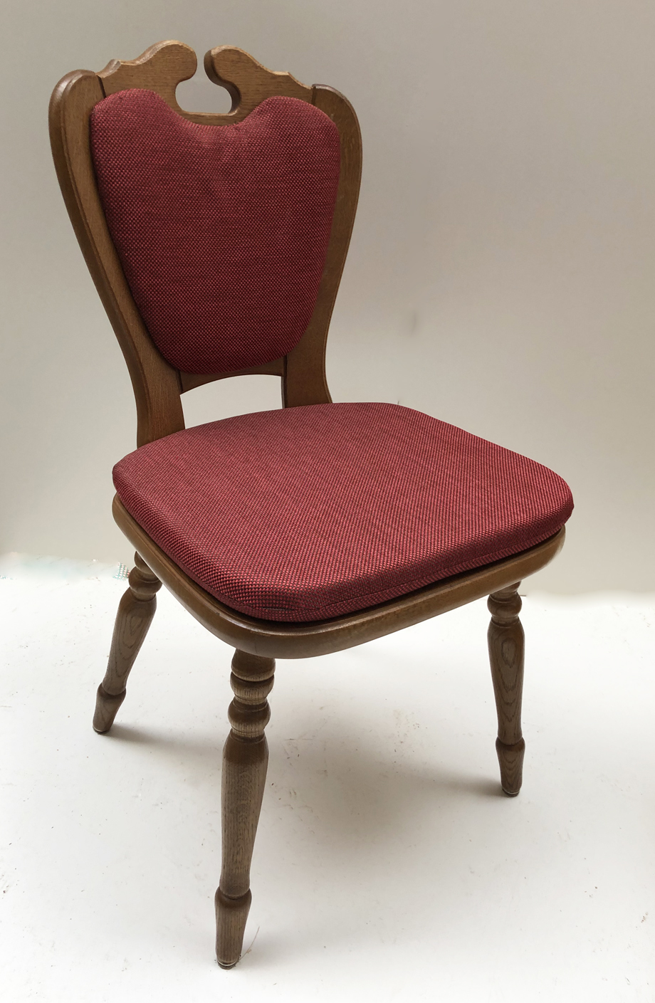 Neupolsterung EKA Esszimmer Stühle. Modell Gutsherrenstuhl , Sitz und Rückenlehne