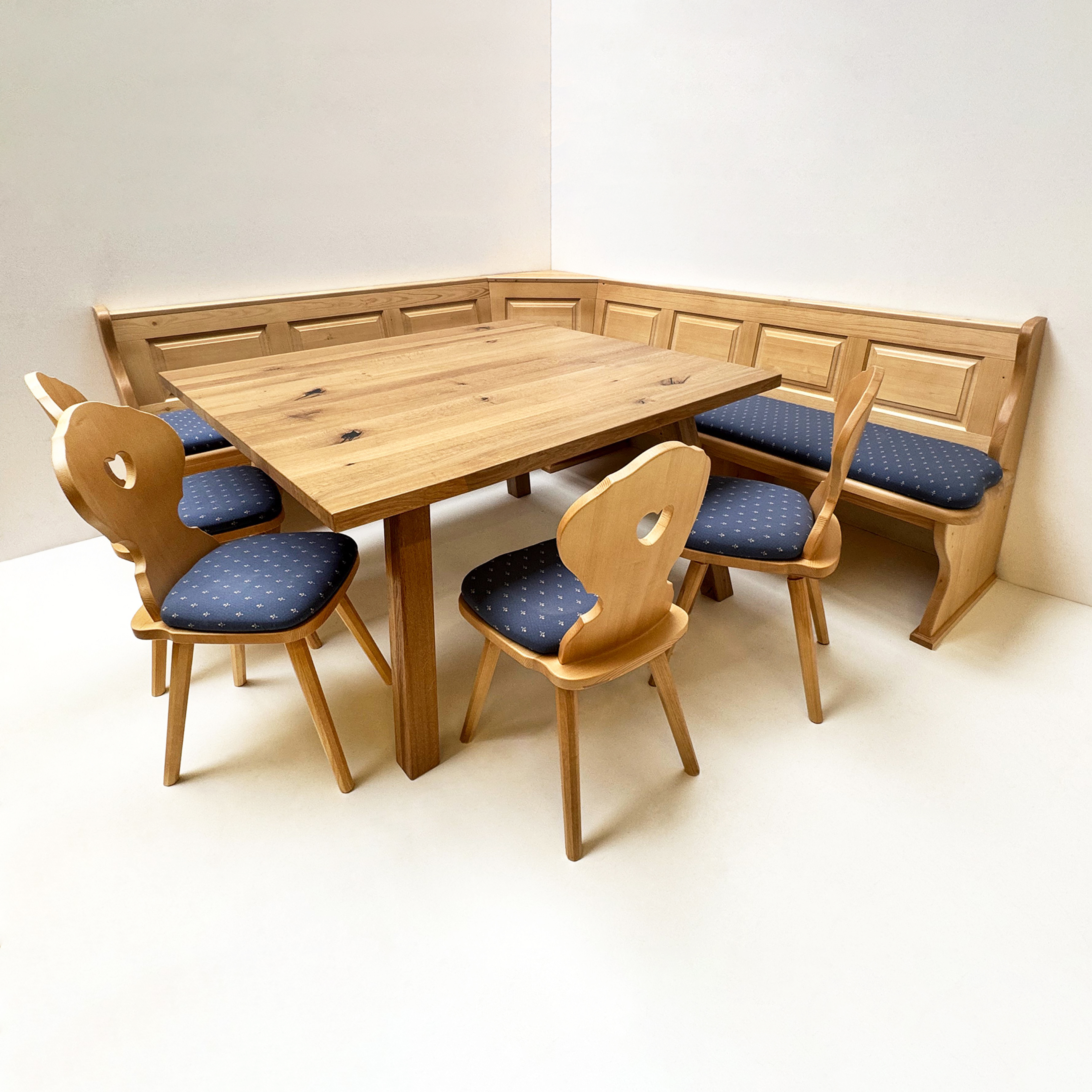 Eckbankgruppe Lindau 230/260, Tisch 4510G 140/140 Eiche, Stuhl Munic, Kundl blau