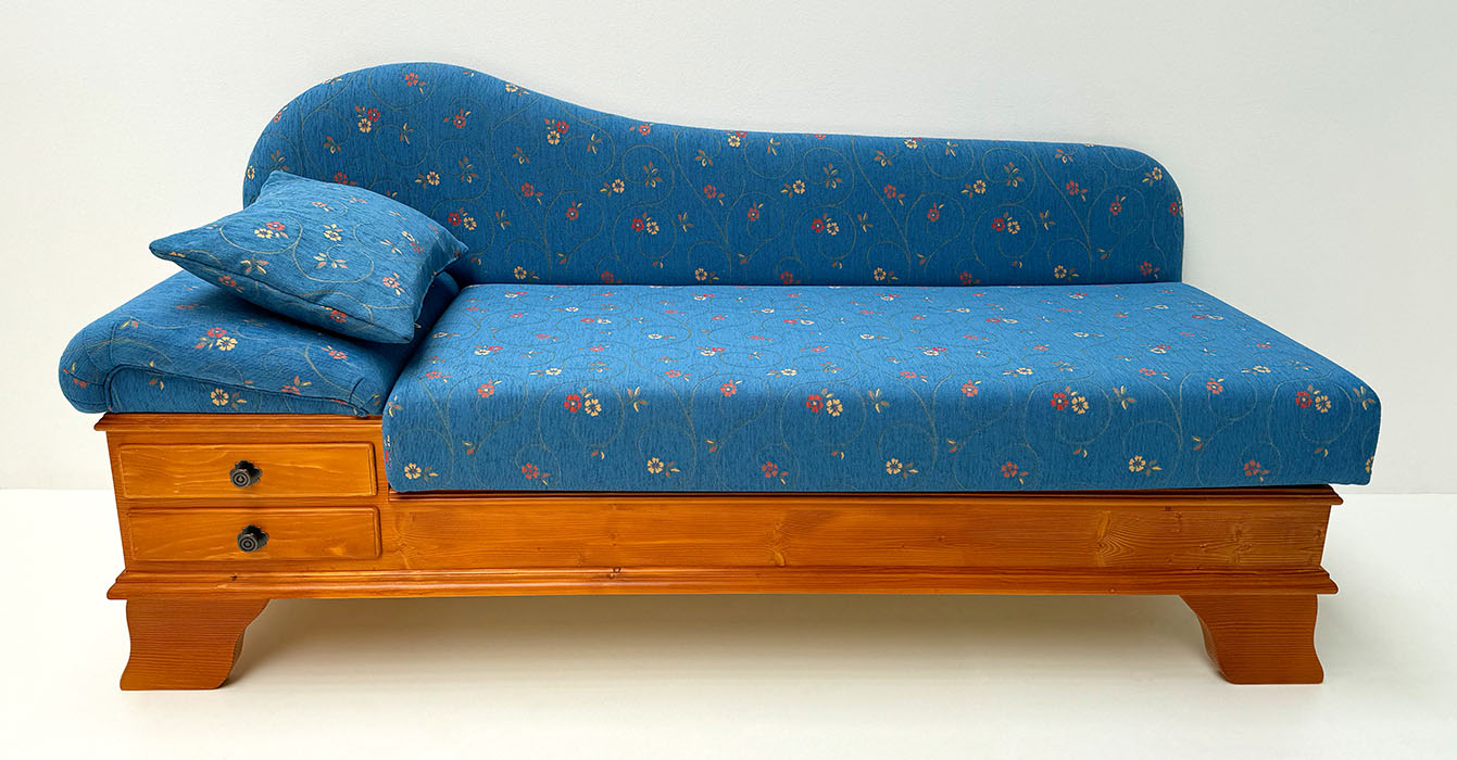 Sofa Liege Chiemgau, Sitzhöhe 50 cm, Sonderton Honig 07 Dunkel, Stoff Pöchlarn Ranke blau