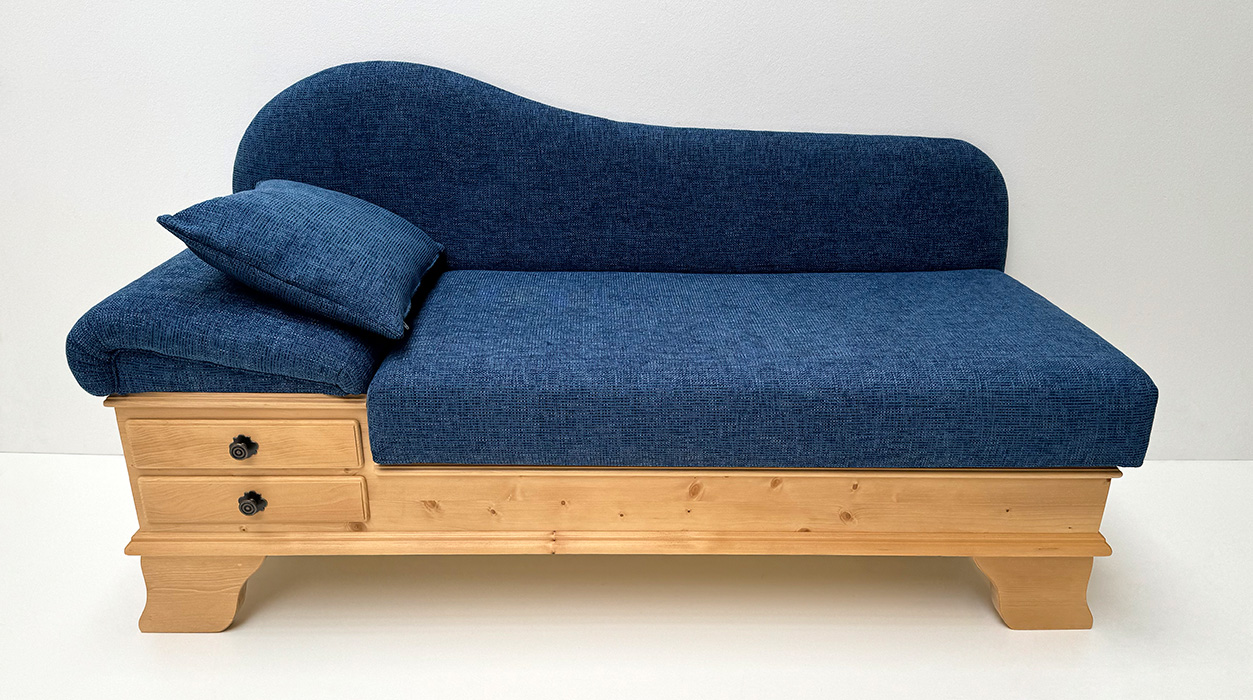 Sofa Liege Chiemgau Sonderlänge 175 cm,  Sitzhöhe 50 cm, Rosner Hartwachs, Stoff Natura 813 blau