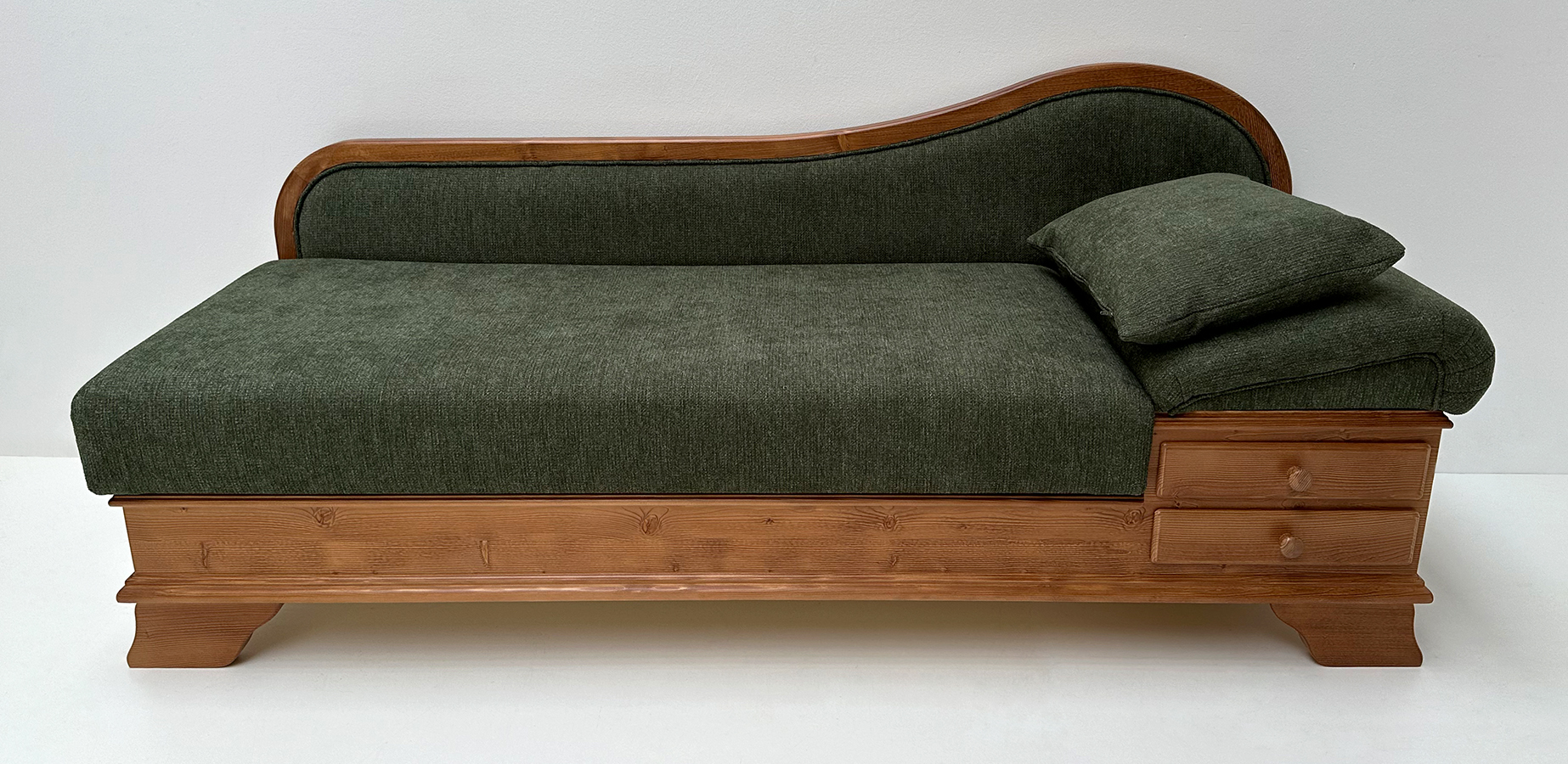 Sofa Liege Garmisch, 195 cm, Kopfteil rechts,  Adler Cortina 11459, Stoff Cosy green 96 Polyester