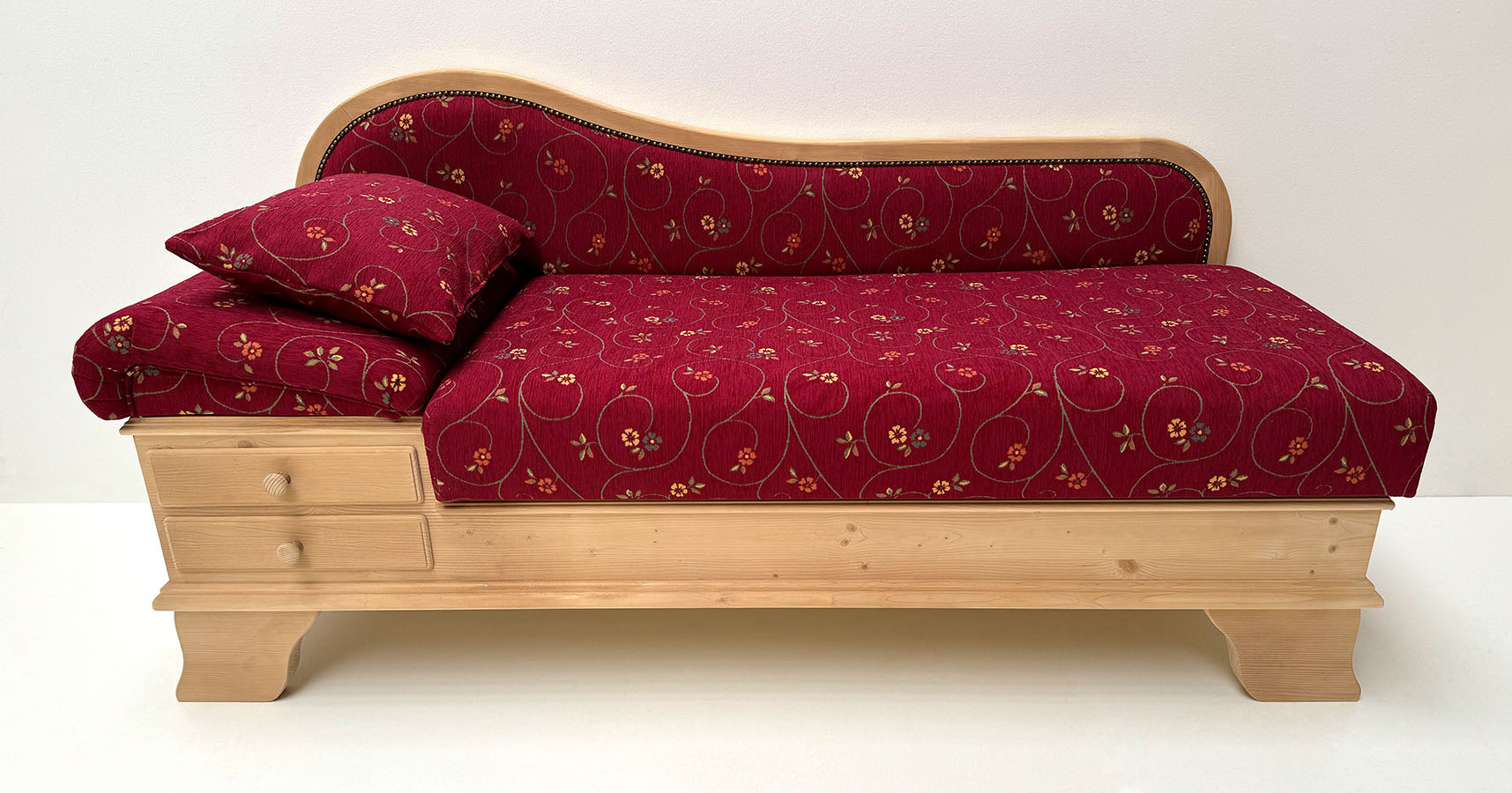 Sofa Liege Garmisch, Sonderlänge 180 cm, Sitzhöhe 50 cm, Stoff Pöchlarn Ranke bordeaux