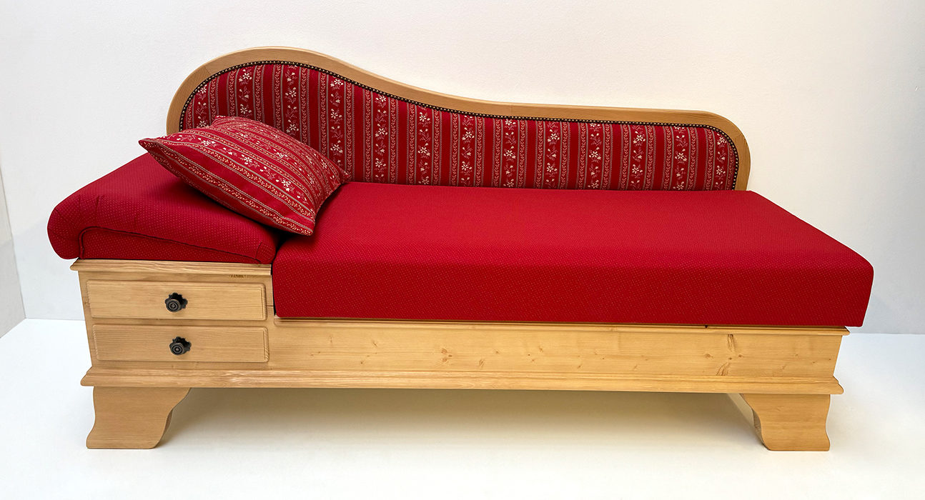 Sofa Liege Garmisch, Länge 180 cm, Sitzhöhe 50,  Brixen TS-1667 Streifen rot , TS-1673 Uni Punkt rot