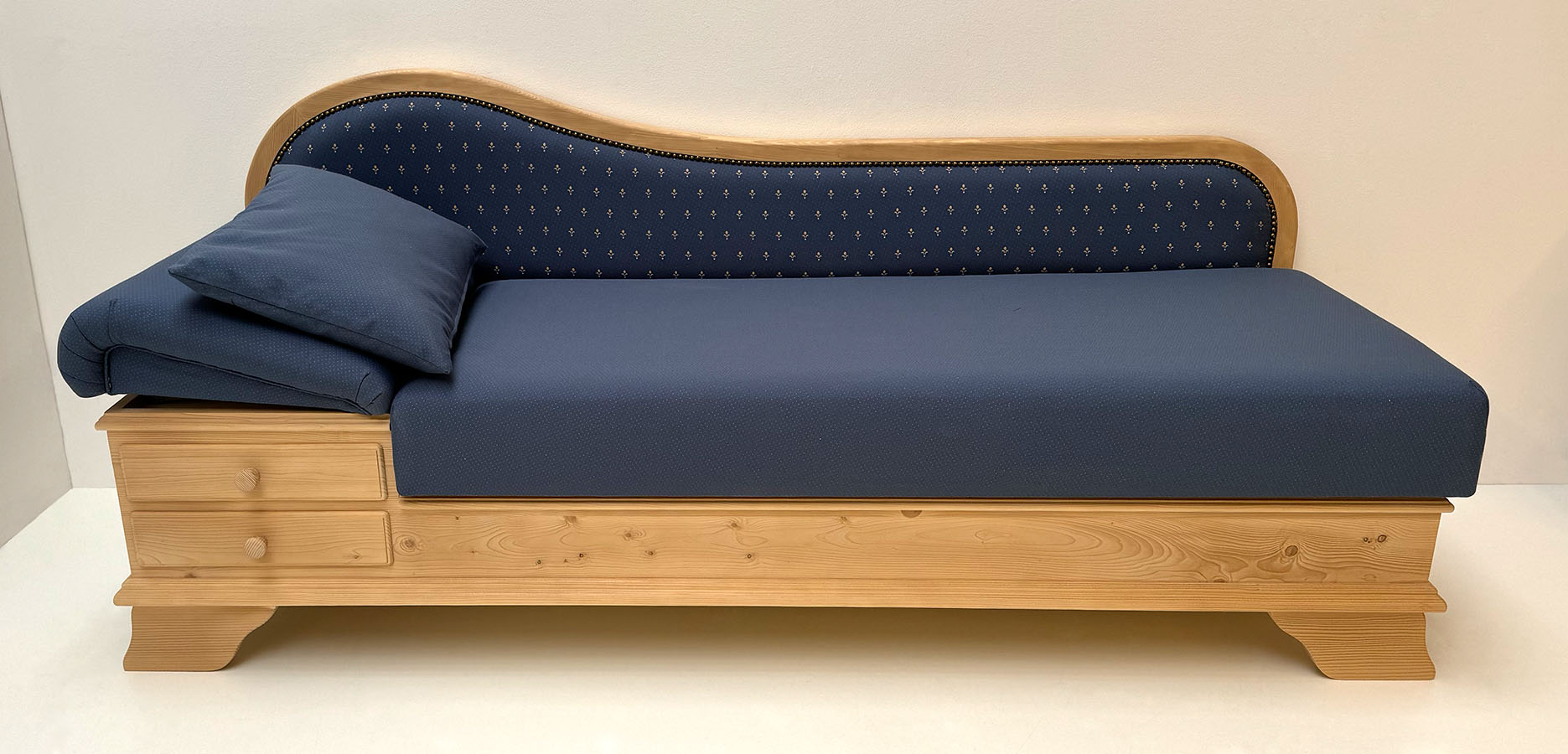 Sofa Liege Garmisch, Kopfteil links, Kundl blau, Sitz Wels blau