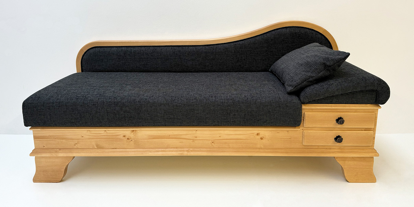 Sofa Liege Garmisch, Kopfteil rechts, Sitzhöhe erhöht 50 cm, Rücken m. Keder, Stoff Höpke Natura 817