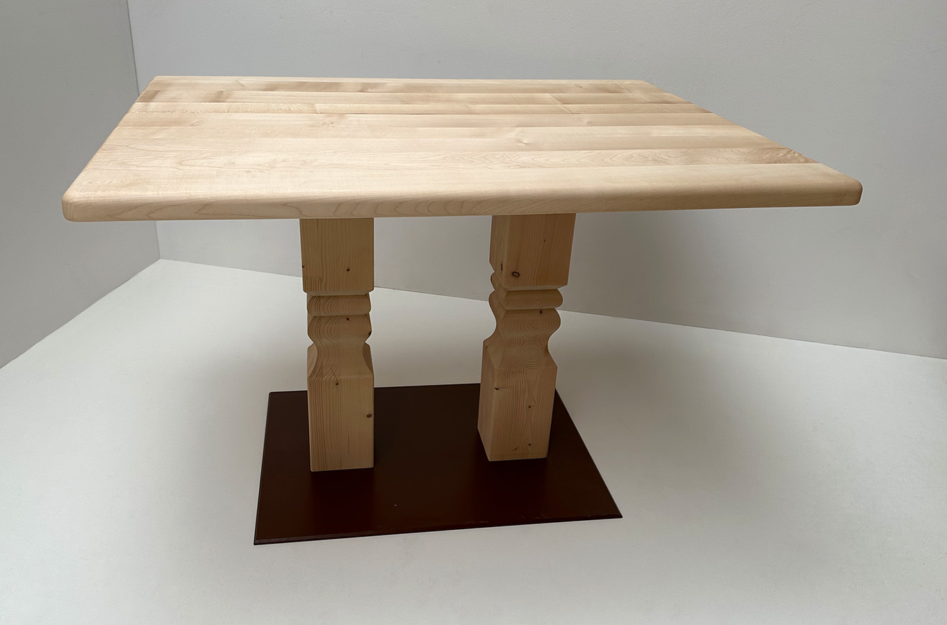 Klostertisch Mittelsäulen-Tisch , Fußscheibe Metall,  gefrästen Säulen, 120/80 cm, Ahornplatte geölt