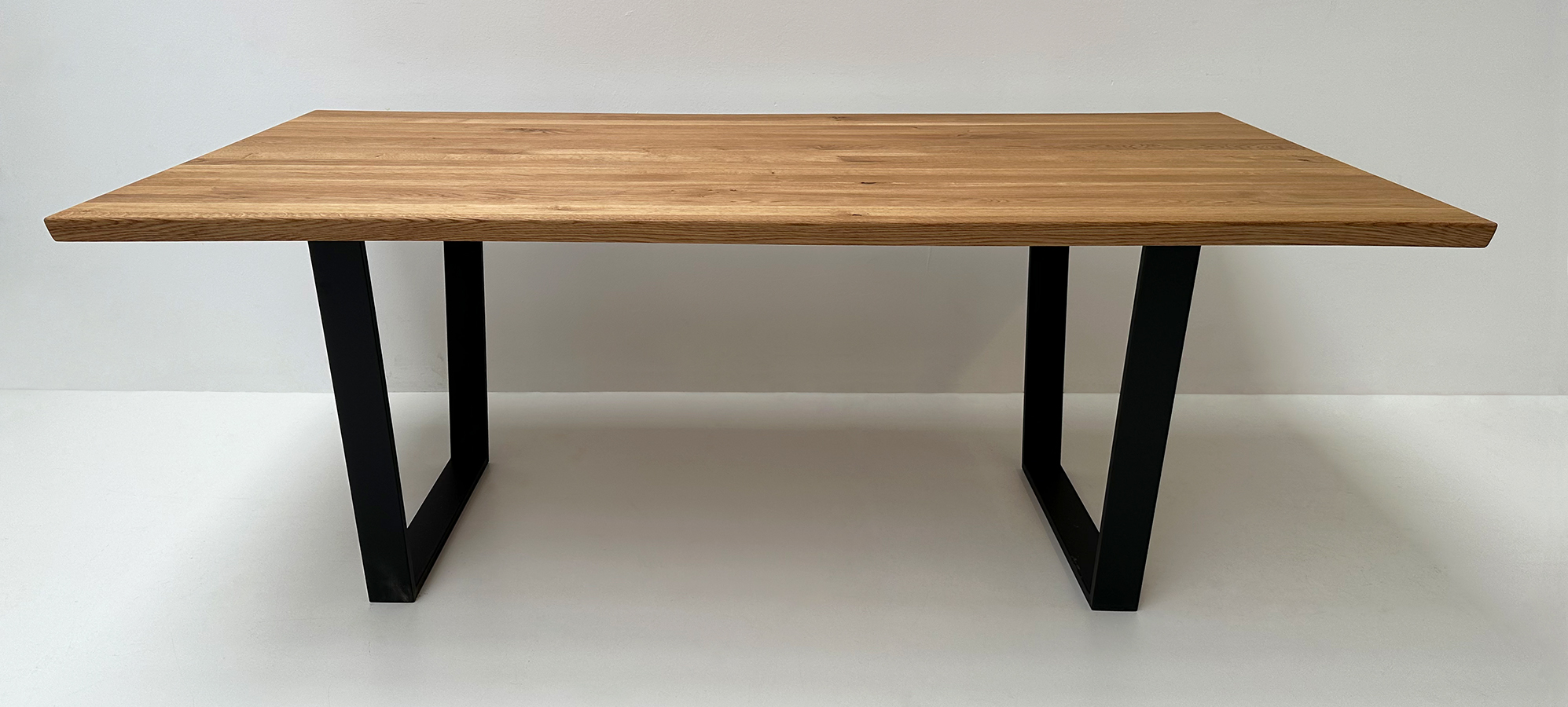 Baumtisch Tisch Oviedo, 200/100 cm, ohne Mittelfuge, Wildeiche geölt, Metallgestell, VForm !