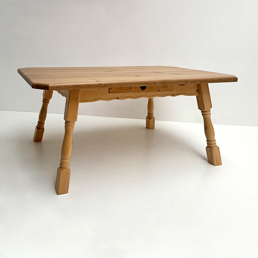 Vierfußtisch 4510, gerade Zarge, mit Schubladen, Wildeicheplatte 100/180 cm, Ecken abgeschrägt 15 cm