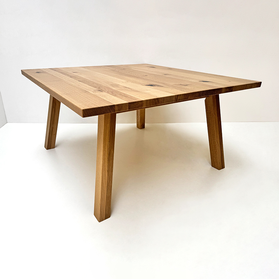 Vierfußtisch 4510G, ohne Schubladen, gerader Fuß, Wildeiche, 140/140 cm lackiert