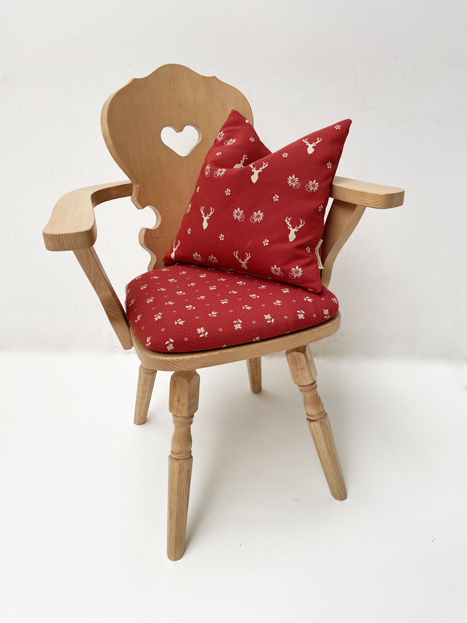 Armlehnstuhl Vienna, gedrechselter Fuß, Fichte, Rosner lackiert, Polsterplatte, TS-3011, TS-3001