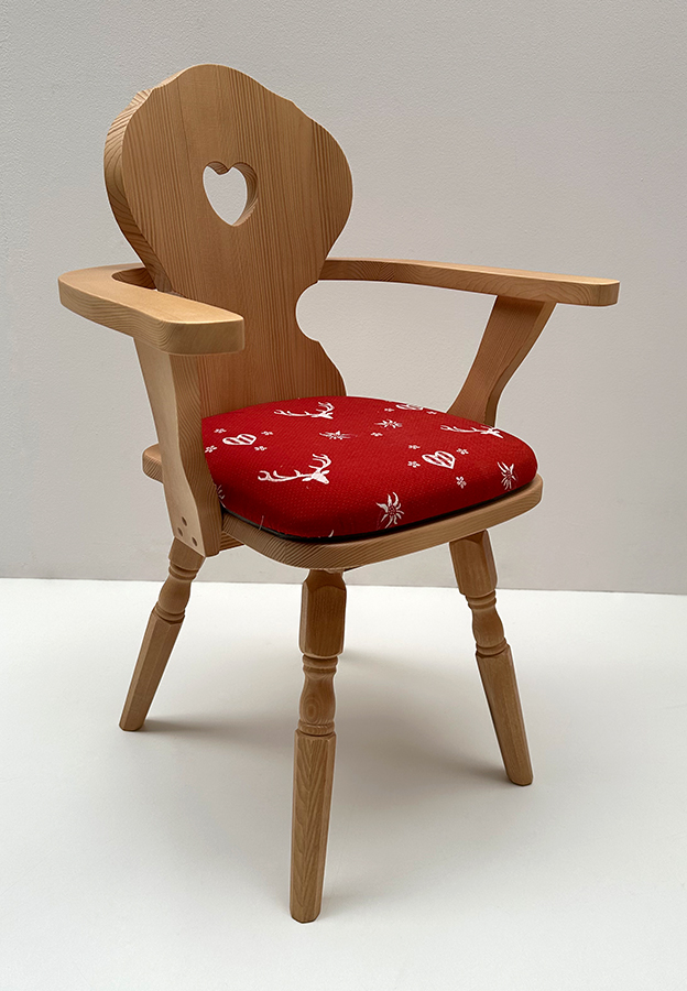 Armlehnstuhl Munich gedrechselter Fuß, Rosner lackiert, Polsterplatte Stoff Edelweiss AF-74855-1 rot