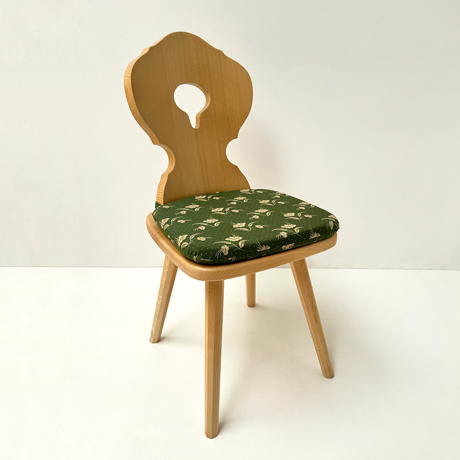 Bauernstuhl 1000 mit gebogener Rückenlehne, Rosner lackiert, Polster genäht Kössen grün