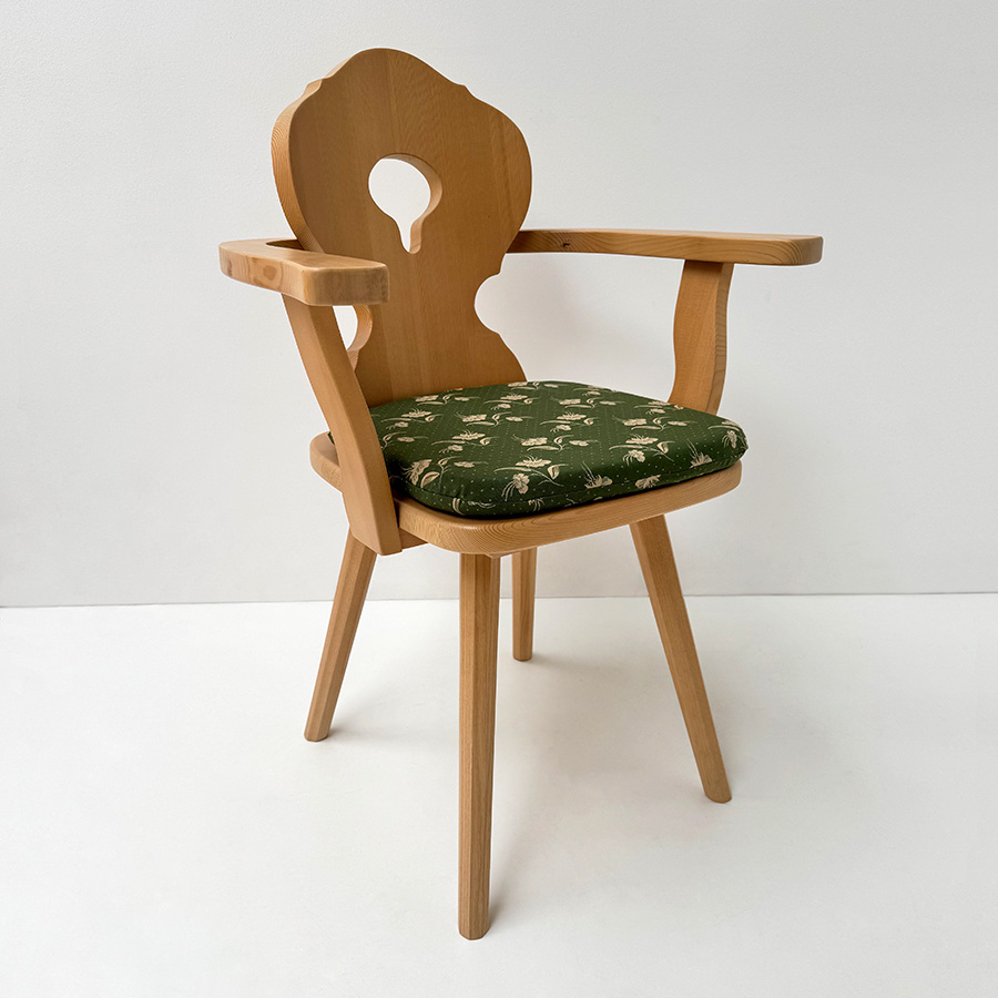 Armlehn-Bauernstuhl 1003, Fichte massiv, Rosner lackiert, Polster genäht Kössen grün