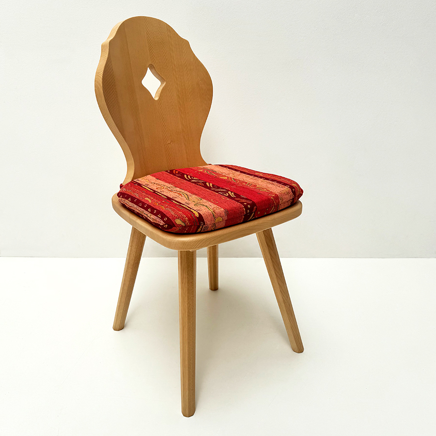 Bauernstuhl 1010 mit gebogener Rückenlehne, Rosner lackiert, Polster genäht, Pocking bordeaux