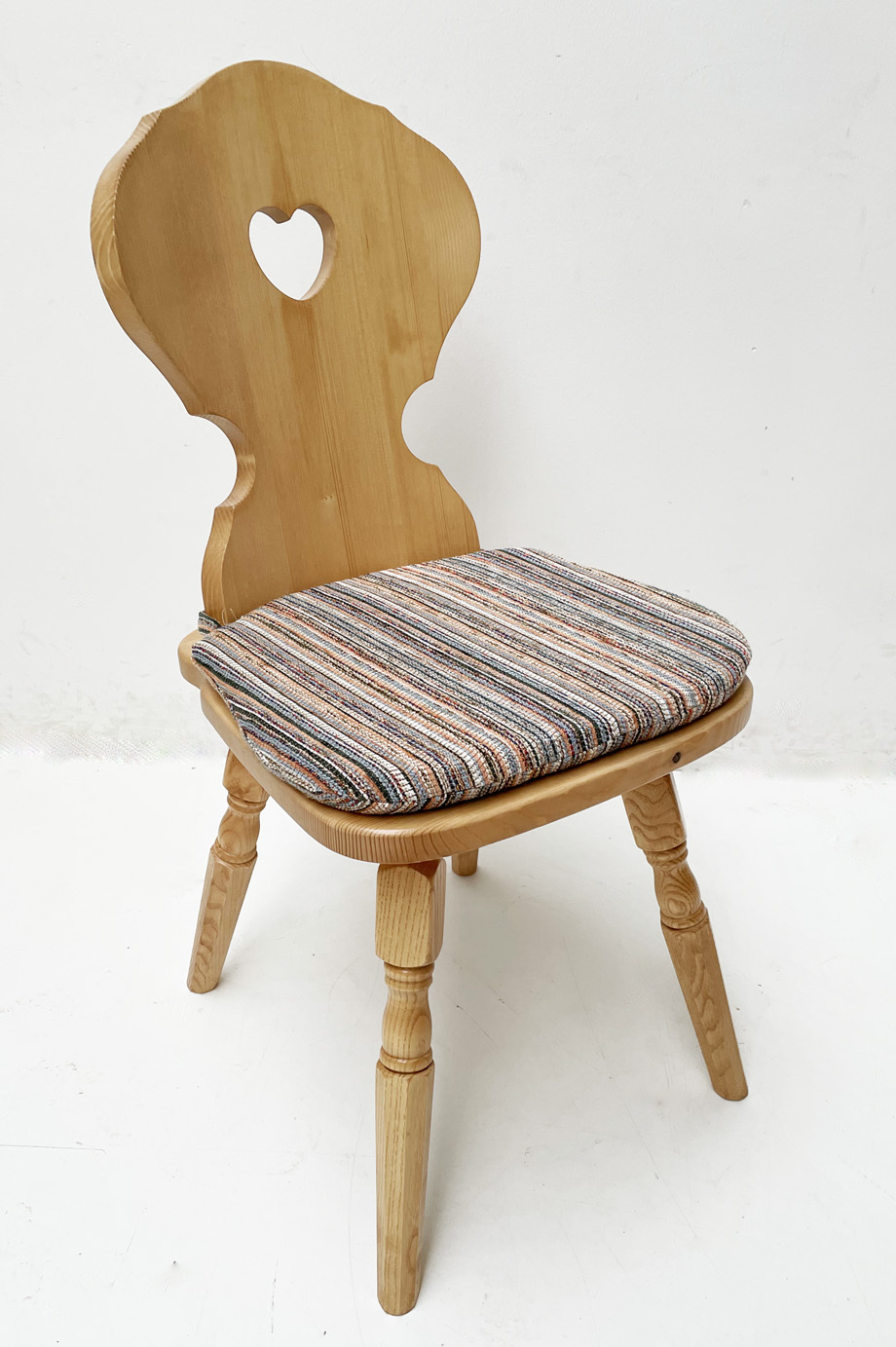 Bauernstuhl Munich, München, gedrechselter Fuß, Fichte, Rosner lackiert, Polster genäht, Salzburg MU