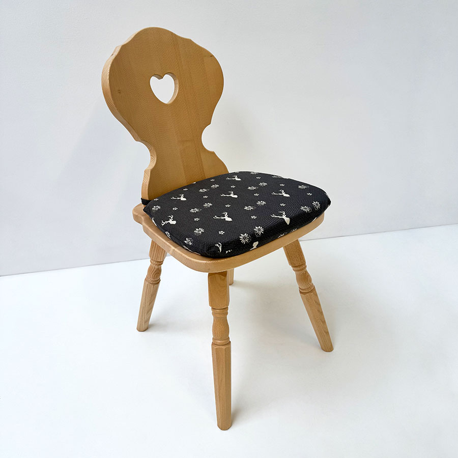 Bauernstuhl Munich, München, gedrechselter Fuß, Fichte, Rosner Hartwachs, Polster genäht TS-3005