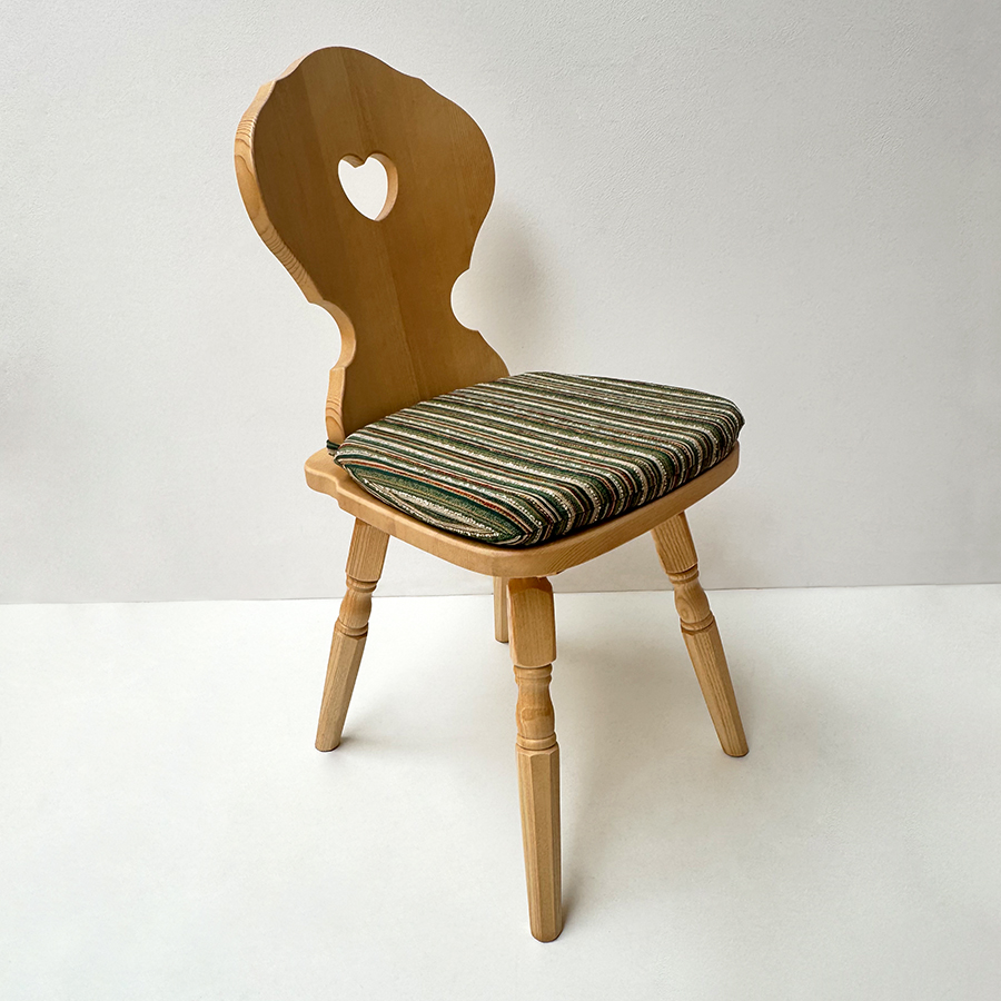 Bauernstuhl Munich, München, gedrechselter Fuß, Fichte, Rosner lackiert, Polster genäht TS-3026