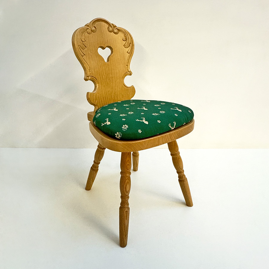 Bauernstuhl Objekt, Fichte, geschnitzt, Rosner lackiert, Fuß 2 gedrechselt, TS-3002 Hirsch grün