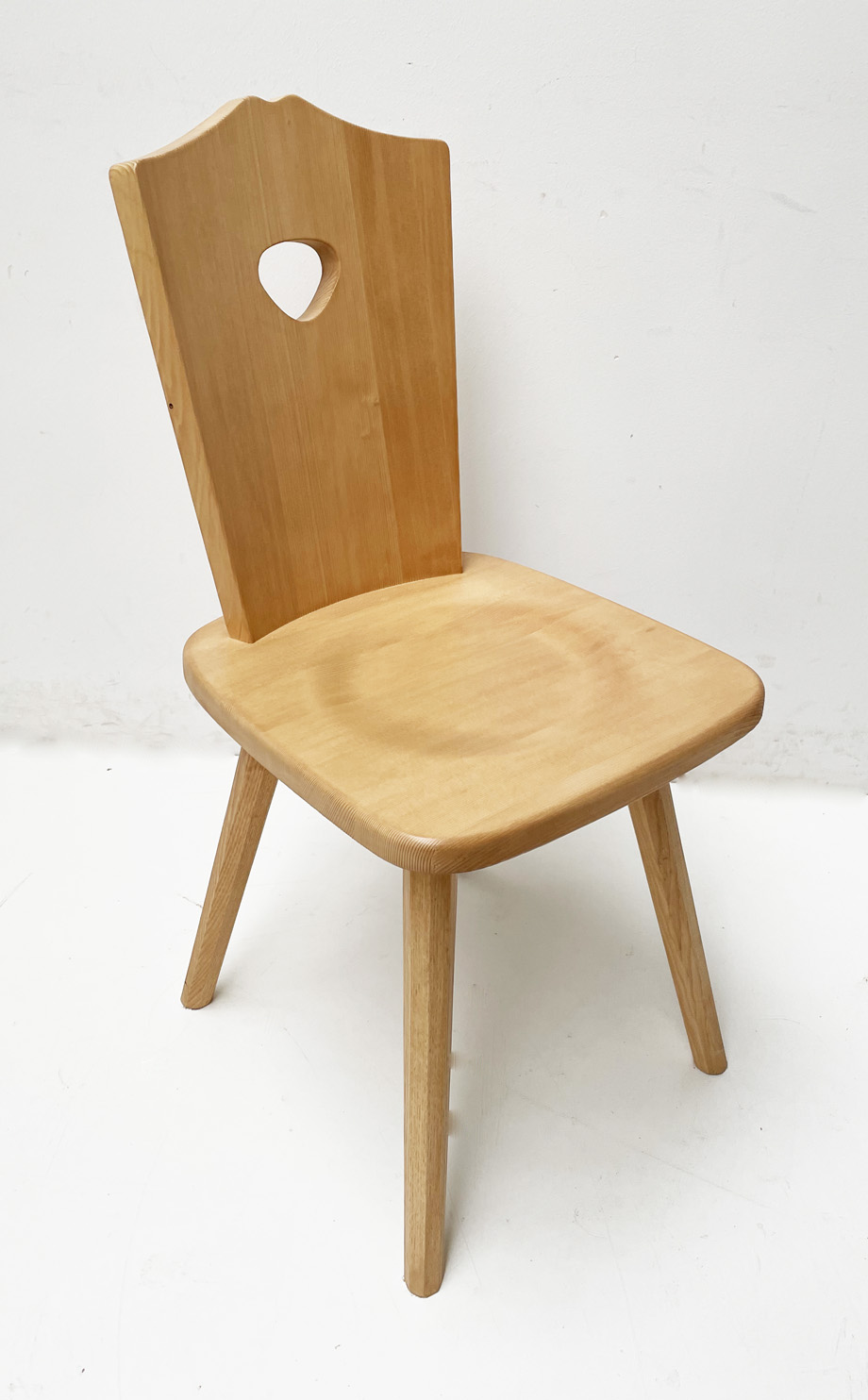 Bauernstuhl WL- 5610 mit gekehlter Lehne, Herz, Fichte, Rosner lackiert