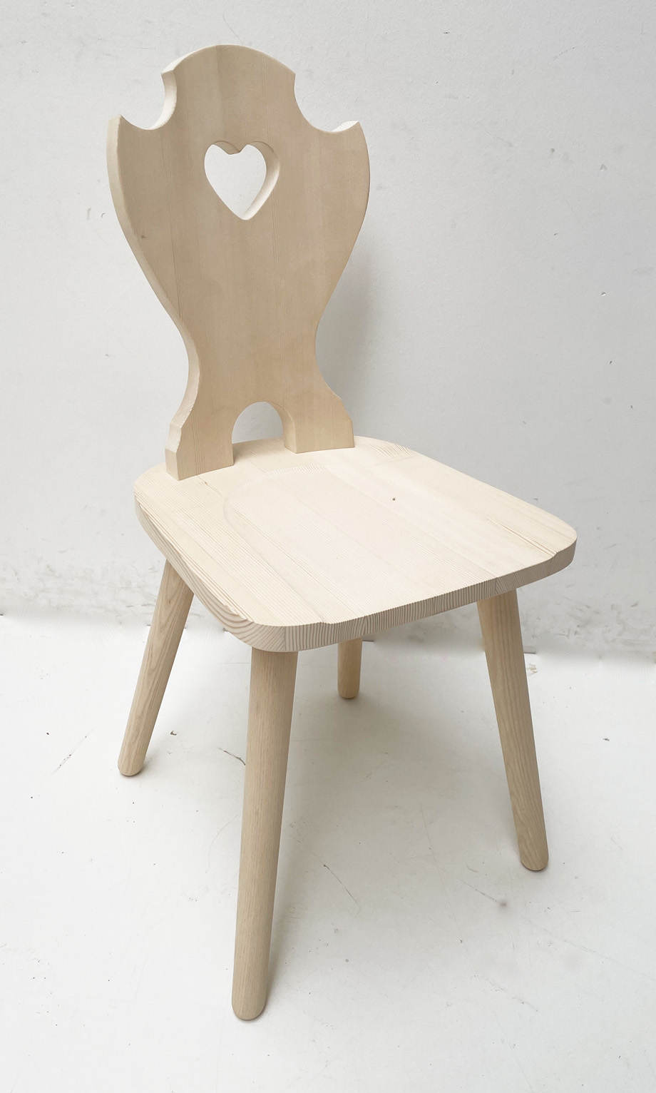 Bauernstuhl WL-S160 mit gekehlter Lehne, Herz, Fichte, Rosner gewachst
