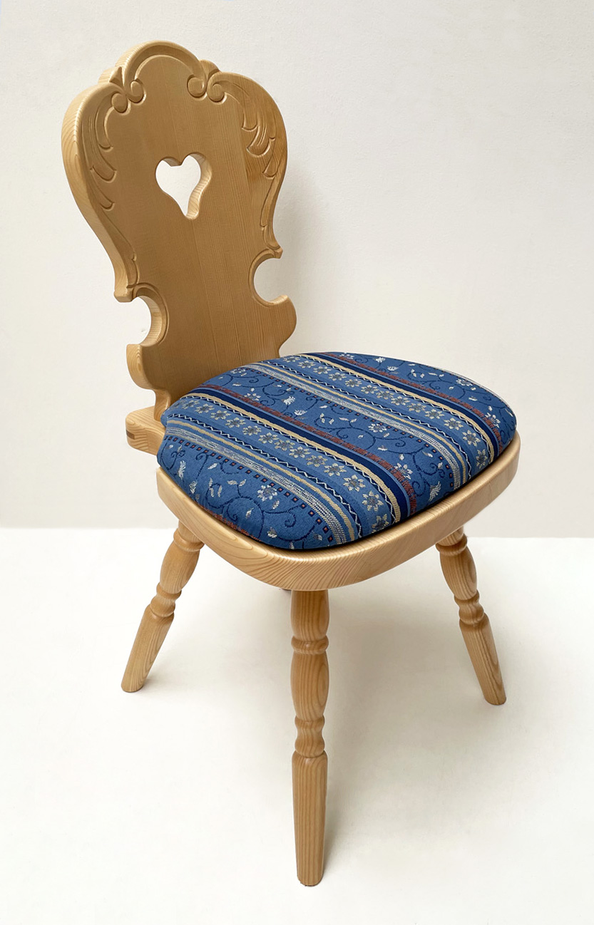 Bauernstuhl Objekt, Fichte  geschnitzt, Rosner lackiert, Fuss 2 gedrechselt, TS-7758