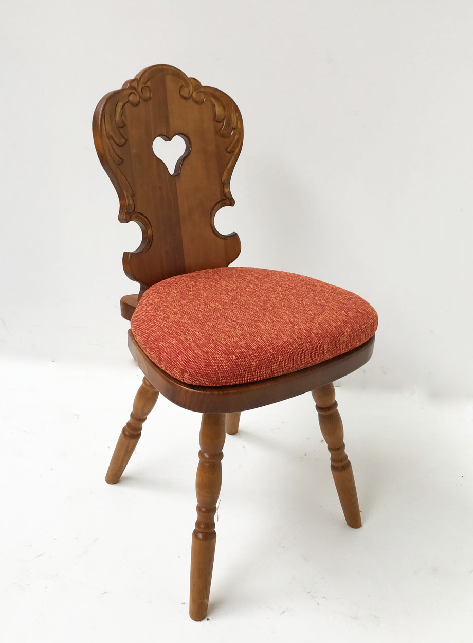 Bauernstuhl Objekt, Fichte , geschnitzt, gedrechselter Fuß , Clou 2206, Walker 50