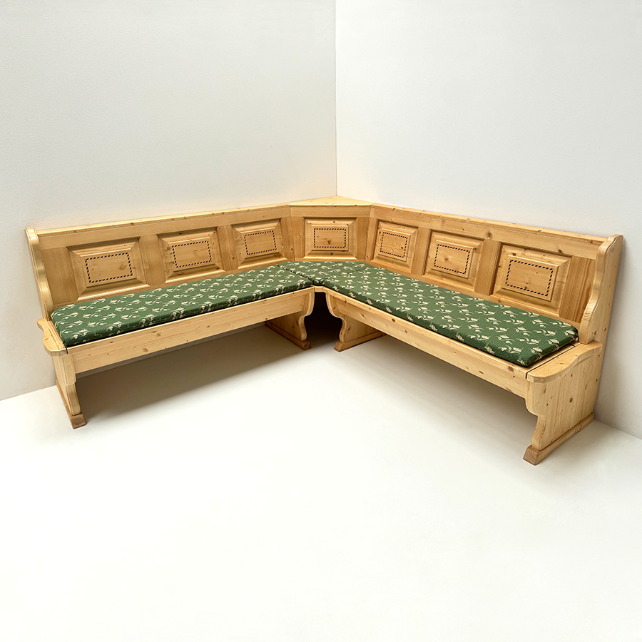 Eckbank Bozen 195/195 cm, Truhen, Kassetten Intarsien, Rosner lackiert, Polster genäht, Kössen grün