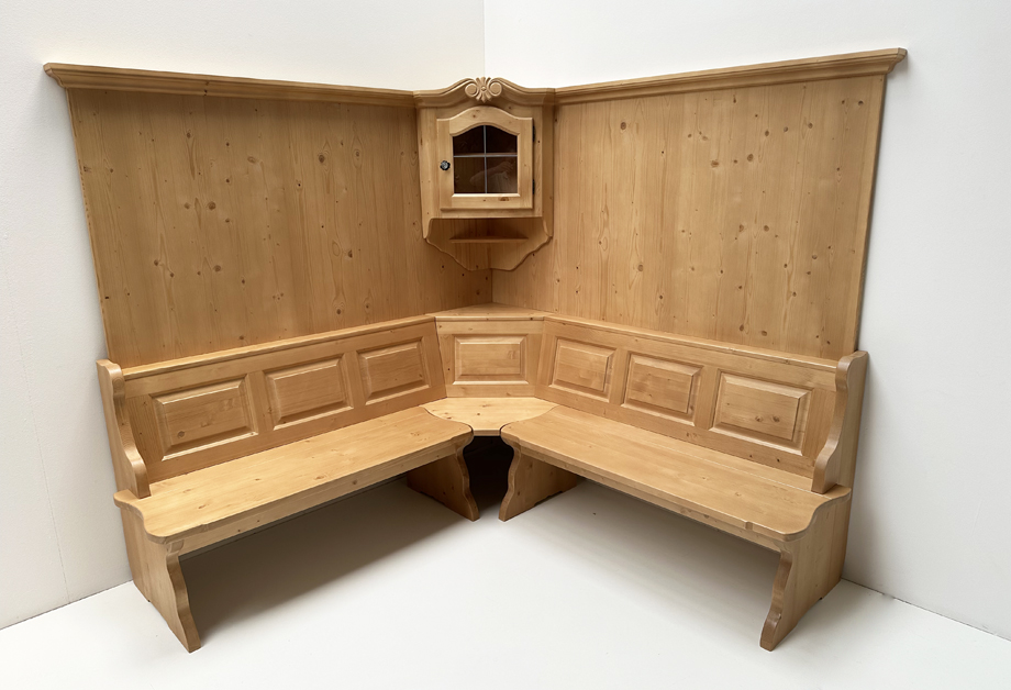 Eckbank Landau solo 195/195 cm mit Truhen aufklappbar, Wandverkleidung und Eckhänger geschnitzt
