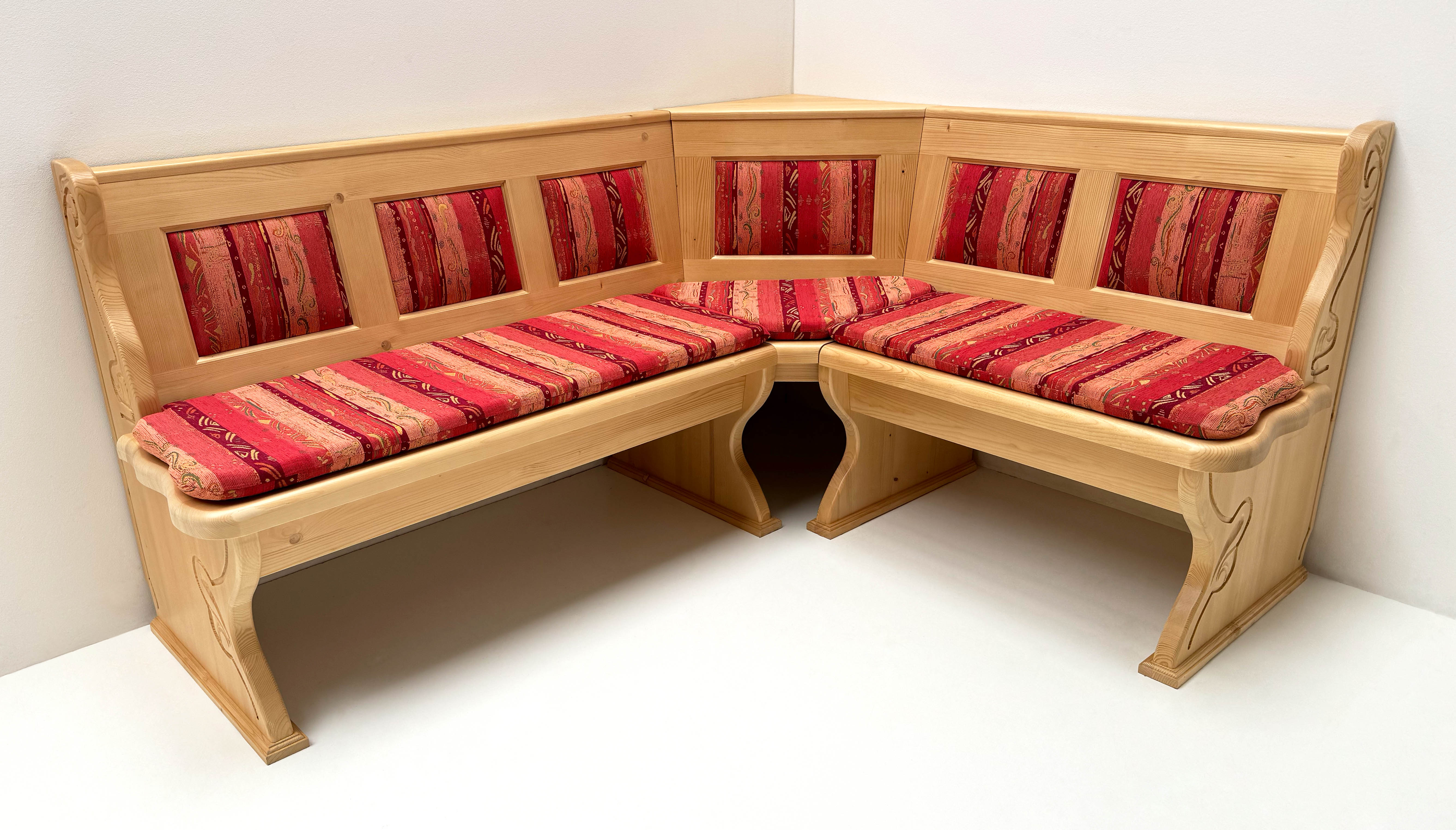 Eckbank Lindau 185/150, Truhen, Aussenwangen geschnitzt, Kassettenpolster, Polster Pocking bordeaux