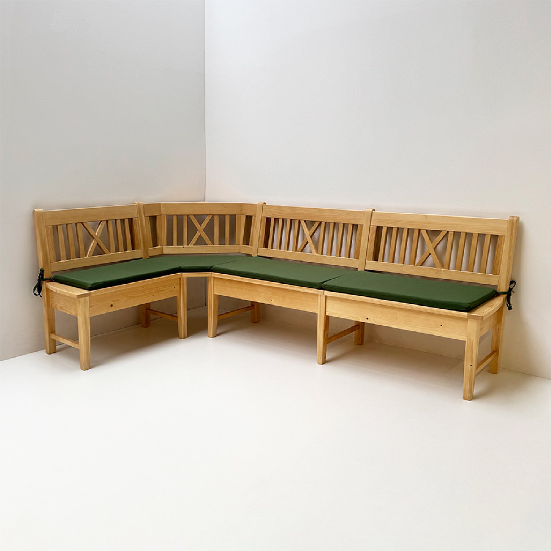Eckbank Nürnberg 140/250 cm mit Sprossen, Rosner gebeizt und lackiert, Polster genäht, Wels grün