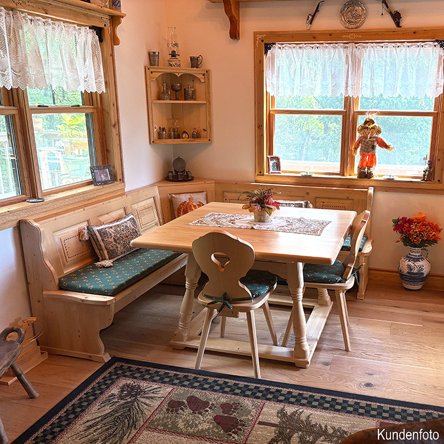 Eckbankgruppe Bozen 195/195, Intarsien, Truhen, Tisch 1501, Fichteplatte, Mülheim Streublume grün