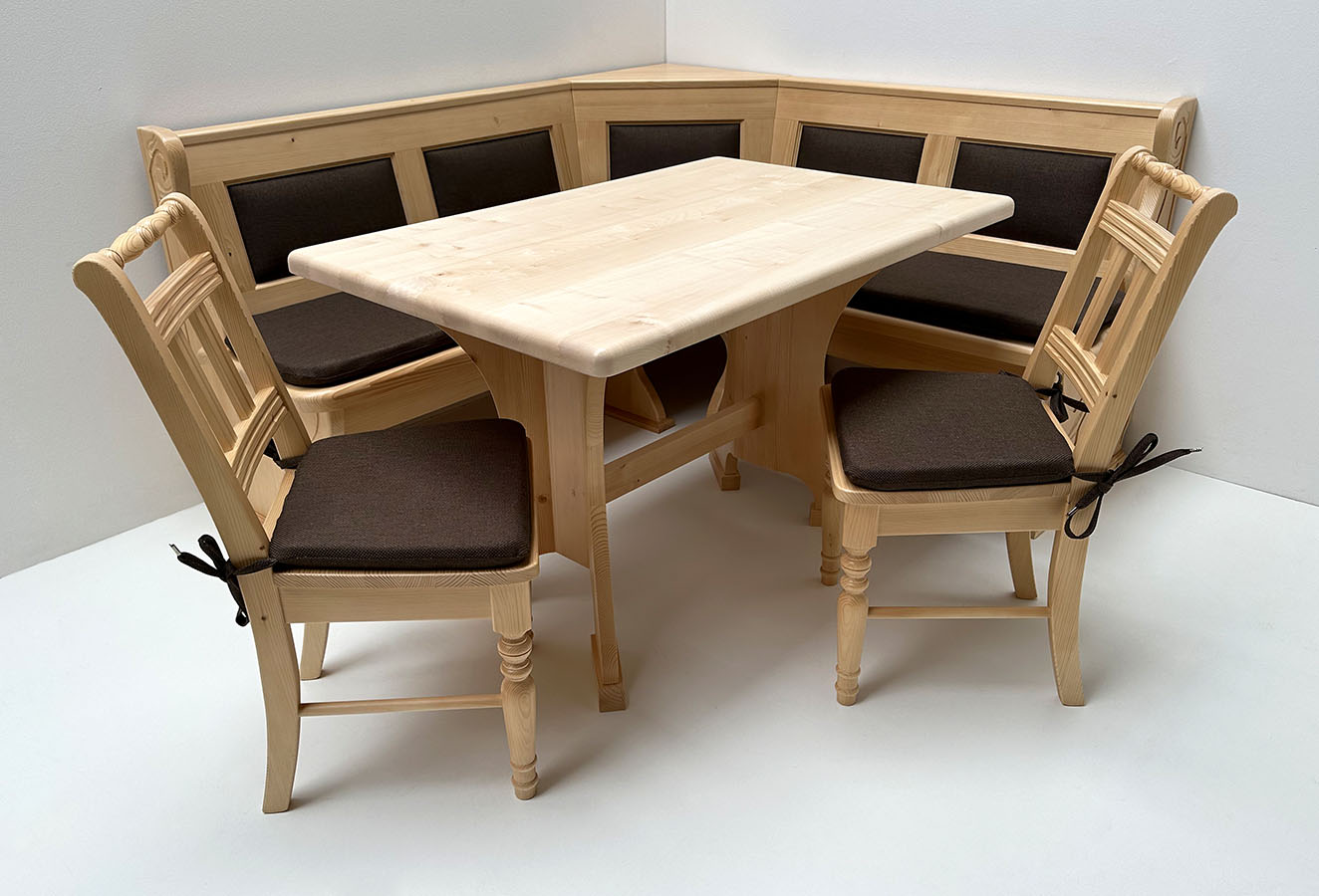 Eckbankgruppe LINDAU 175/165 Fichte, Kreuzwangentisch Füssen, Stühle 3140, Polstersatz Verano 628