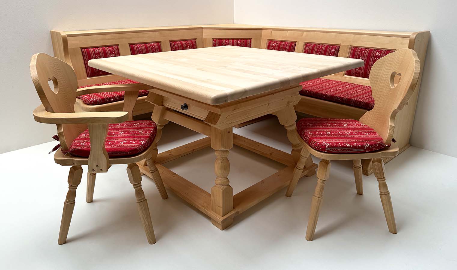 Eckbankgruppe LINDAU 200/210 Ablagenverbreiterung, Tisch 4700, Stuhl Munich, Polster TS-1667