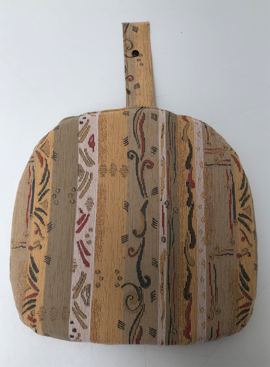 Stuhlkissen EKA 1 genäht nach Schablone mit Lasche, Wendedruckknopf, Pocking beige