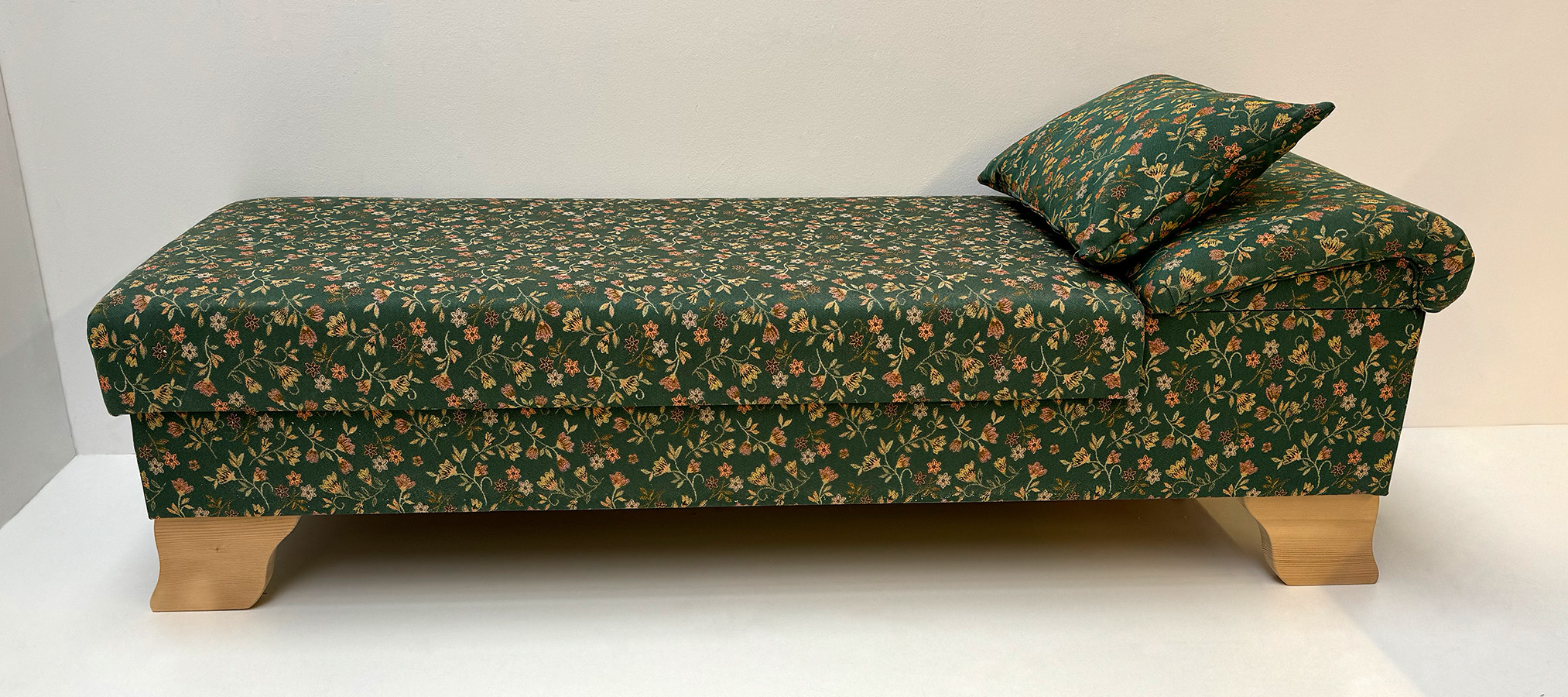 Liege Diwan Rosenheim, freistehend, ohne Funktion,  Sitzhöhe 50 cm, Mülheim grün, 38 Lagerstoffe !