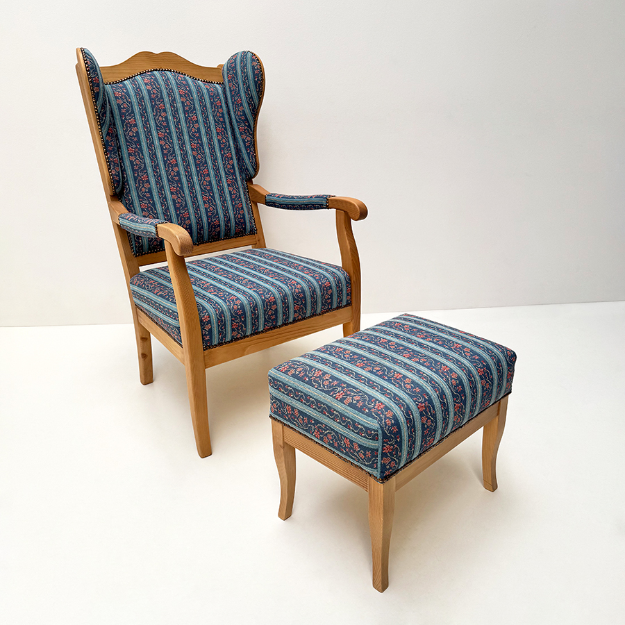 Sessel Inzell mit Ohrenbacken und Hocker, Ohrenbackensessel, Stoff Waidhaus blau