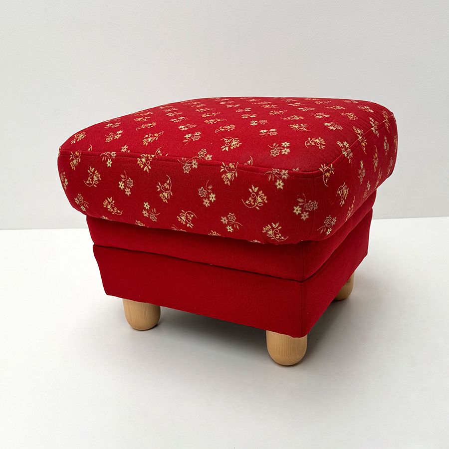 Polsterhocker Wallis 344-07, Stoff Mülheim Streublume rot, Mülheim uni rot