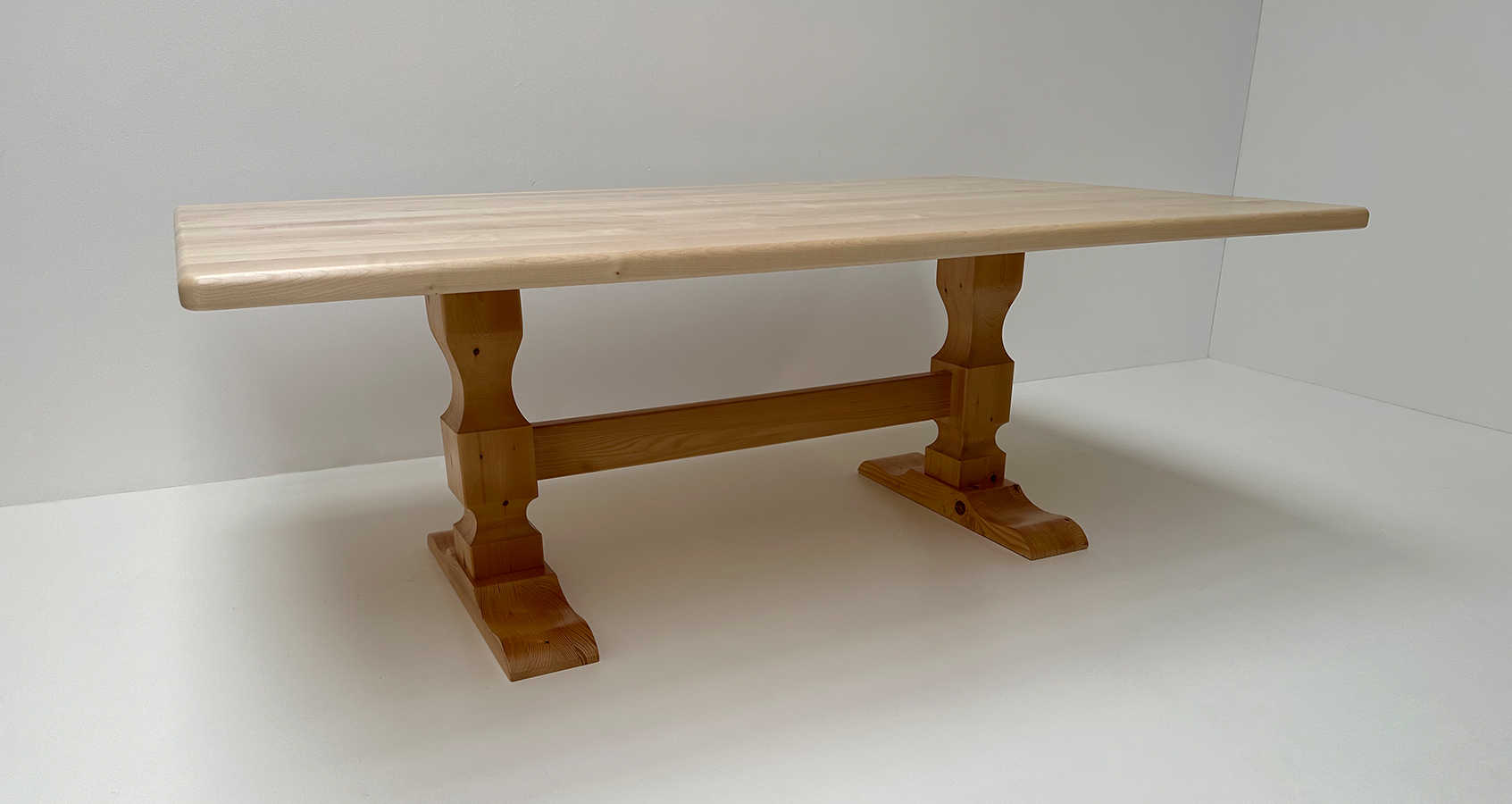 Klostertisch Mittelsäulen-Tisch mit Gefrästen Säulen,  130/200 cm, Ahornplatte massiv