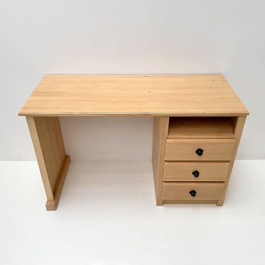 Schreibtisch Füssen 120/50 cm, 1 Container recht mit Sockel geschloßen, 3 Schubladen, 1 offenes Fach