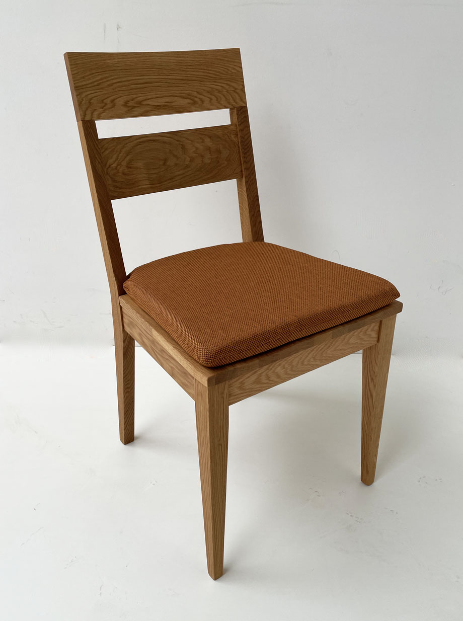 Stuhl Filippa-M, Massivholzstuhl Oviedo, Stuhlpolster genäht, Laschen , Druckknopf, VERANO 650 terra