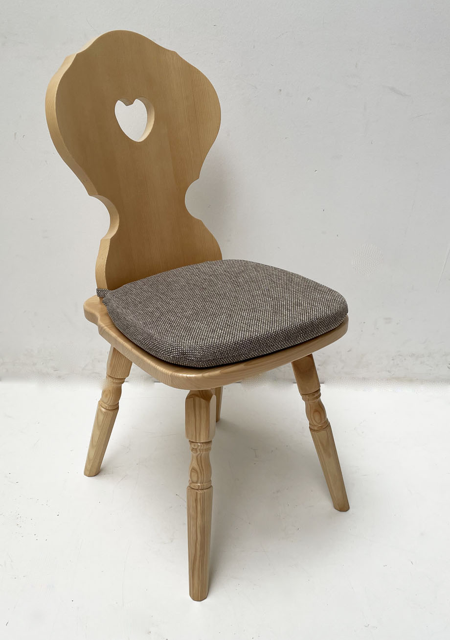 Bauernstuhl Munich, München, gedrechselter Fuß, Fichte, Rosner lackiert, Polster genäht, Verano 620