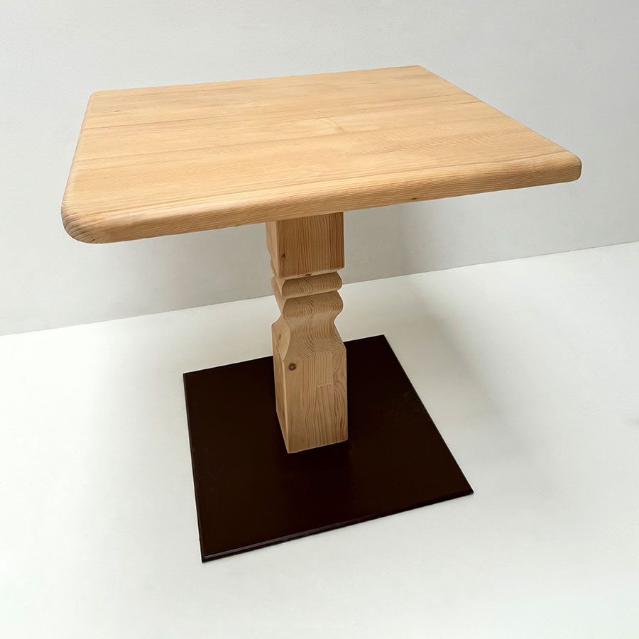 Klostertisch Mittelsäulen-Tisch 70/80 cm, abgerundete Ecke, gefräste Säule, Fußscheibe Metall