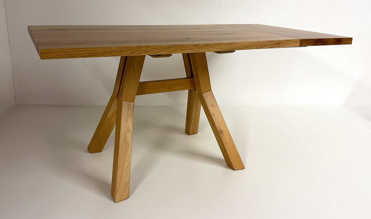 Larissa Tisch 125/85 cm, Tischplatte 4 cm stark, Profil R5, Ansteckplatte 40 cm, Wildeiche lackiert