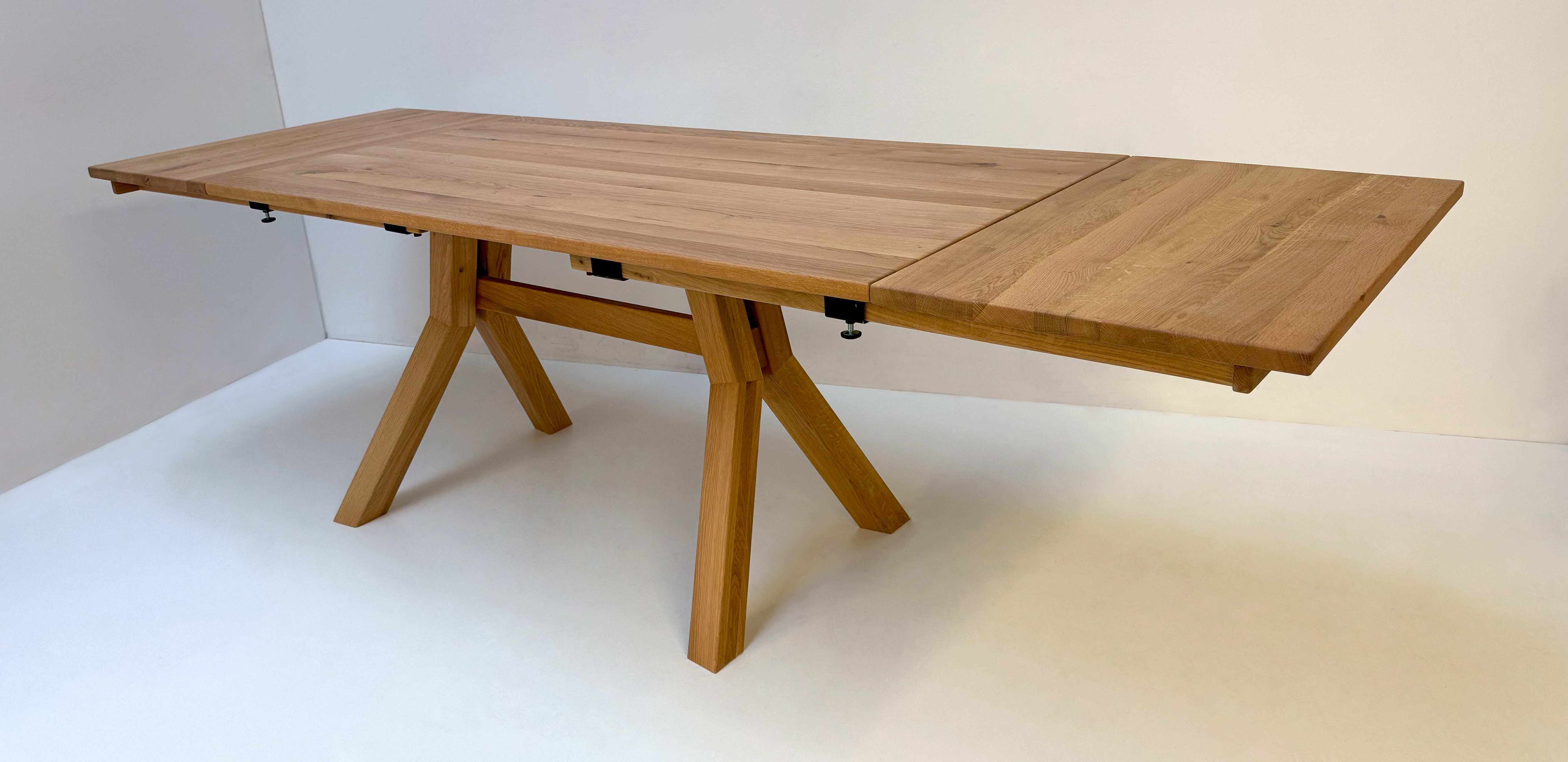 Larissa Tisch 155/85 cm mit 2 Einlegeplatten 50 cm, Auszugsystem Holz, Wildeiche geölt