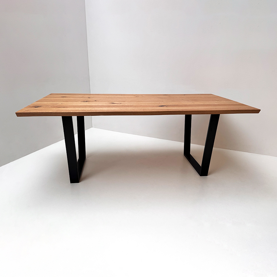 Baumtisch Tisch Oviedo 4, 180/90 cm, ohne Mittelfuge, Wildeiche geölt, Metallgestell