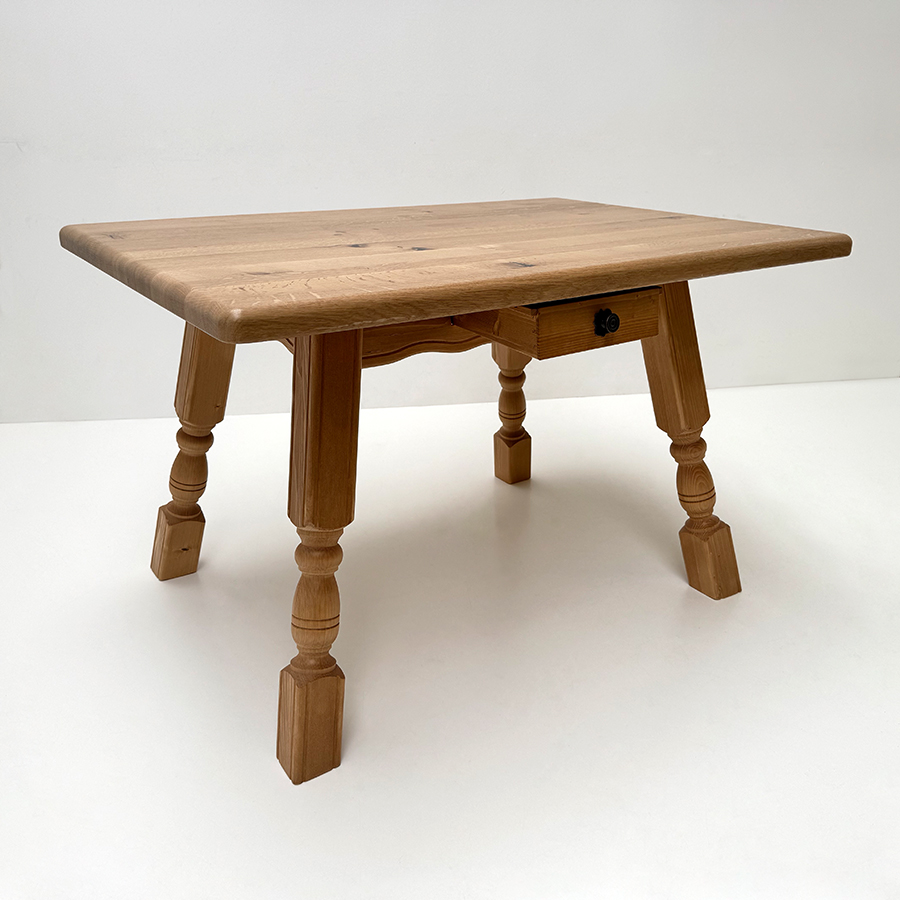 Vierfußtisch 4510, 85/120 cm, Eicheplatte  und Eiche Ansteckplatte, Gestell Fichte Antik lackiert